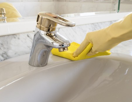 Bathroom cleaning for a Kennington move-out service